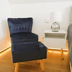 Lighthouse Homes - Premium 90Qm Ferienwohnung Mit 2Sz Und Terrasse Am Kirchenplatz, 500M Zum Strand Rostock