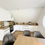 Lighthouse Homes - Premium 90Qm Ferienwohnung Mit 2Sz Und Terrasse Am Kirchenplatz, 500M Zum Strand Rostock