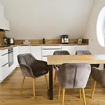 Lighthouse Homes - Premium 90Qm Ferienwohnung Mit 2Sz Und Terrasse Am Kirchenplatz, 500M Zum Strand Rostock