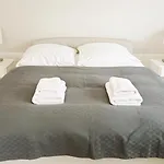 Lighthouse Homes - Premium 90Qm Ferienwohnung Mit 2Sz Und Terrasse Am Kirchenplatz, 500M Zum Strand Rostock