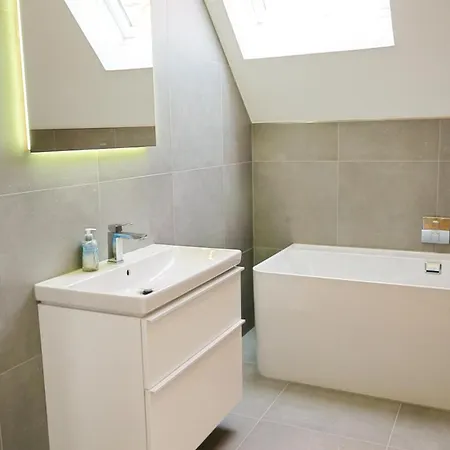 Apartment LIGHTHOUSE HOMES - Premium 90qm Ferienwohnung mit 2SZ und Terrasse am Kirchenplatz, 500m zum Strand *