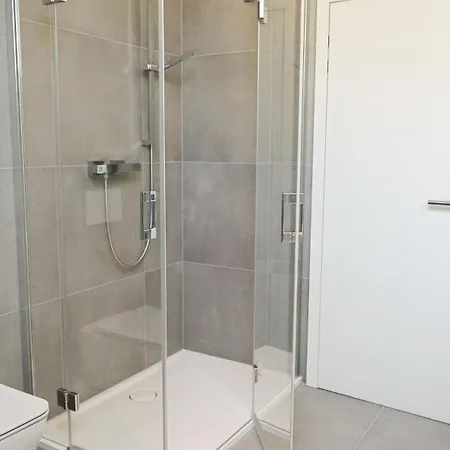 LIGHTHOUSE HOMES - Premium 90qm Ferienwohnung mit 2SZ und Terrasse am Kirchenplatz, 500m zum Strand