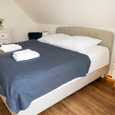 Apartment 2 Schlafzimmer, Offene Küche, Balkon Und Terrasse - Moderne 90qm In Ruhiger, Zentraler Lage - Nur 500m Bis Zum