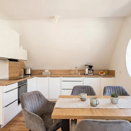 Apartment 2 Schlafzimmer, Offene Küche, Balkon Und Terrasse - Moderne 90qm In Ruhiger, Zentraler Lage - Nur 500m Bis Zum Rostock