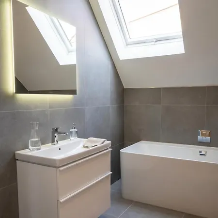 Apartment 2 Schlafzimmer, Offene Küche, Balkon Und Terrasse - Moderne 90qm In Ruhiger, Zentraler Lage - Nur 500m Bis Zum Rostock