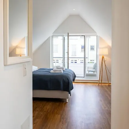 Apartment 2 Schlafzimmer, Offene Küche, Balkon Und Terrasse - Moderne 90qm In Ruhiger, Zentraler Lage - Nur 500m Bis Zum