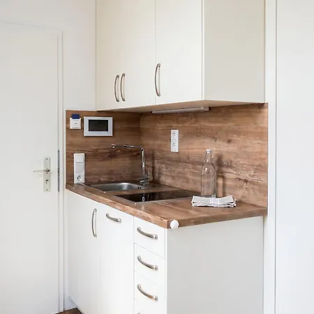 Apartment 2 Schlafzimmer, Offene Küche, Balkon Und Terrasse - Moderne 90qm In Ruhiger, Zentraler Lage - Nur 500m Bis Zum